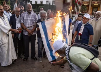 Manifestantes queman la bandera israelí en Marruecos en medio de la investigación sobre la mala conducta en la misión