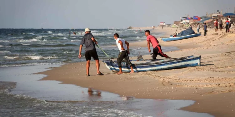 Israel detiene a 4 pescadores de Gaza sospechosos de contrabando