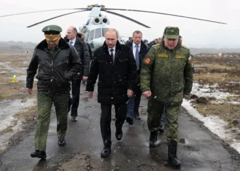 El modernizado ejército ruso se ha convertido en una herramienta clave de la política exterior del presidente Vladimir Putin (centro). Foto de archivo: AP