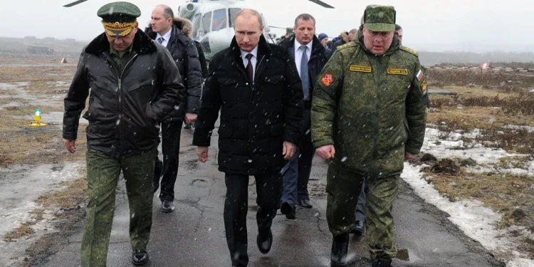 El modernizado ejército ruso se ha convertido en una herramienta clave de la política exterior del presidente Vladimir Putin (centro). Foto de archivo: AP