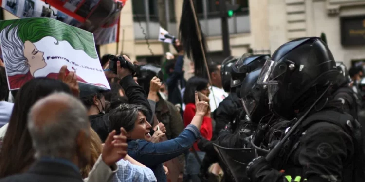 Cientos se manifiestan frente las embajadas de Irán en Londres y París