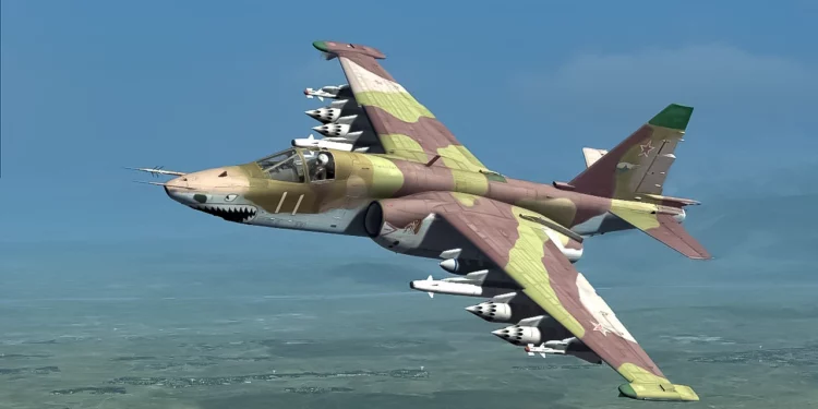 Caza ruso Su-25 pierde el control y se estrella en Crimea: Video