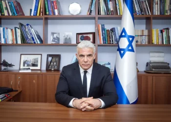 Lapid: se puede obligar a Irán a un mejor acuerdo con una fuerte amenaza militar