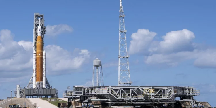 La NASA suspende el tercer intento de lanzamiento de un cohete lunar debido a un huracán