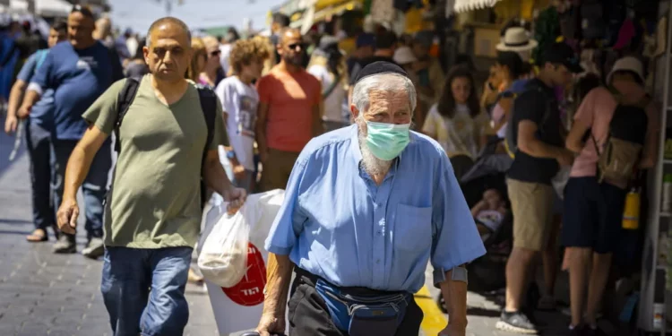 Casos graves de COVID bajan de 100 por primera vez desde junio