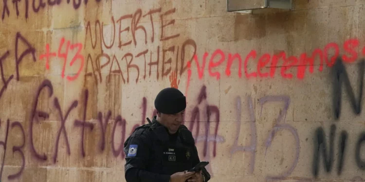 Vandalizan la embajada de Israel en México durante protestas