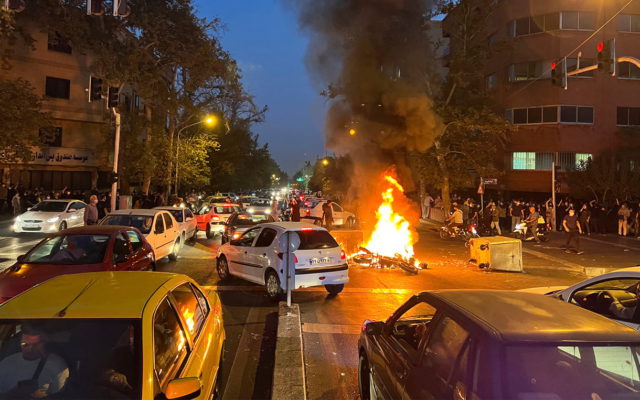 En medio de protestas: El CGRI iraní ataca a los grupos kurdos de Irak