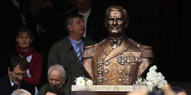 Israel condena el monumento de un colaborador nazi en el Parlamento húngaro