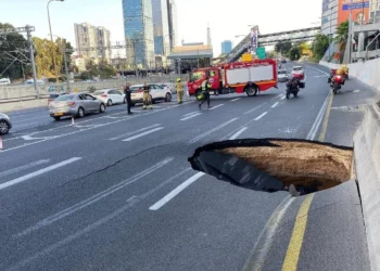 Gran sumidero en la principal autopista de Tel Aviv provoca tráfico