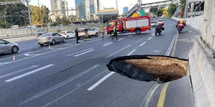 Gran sumidero en la principal autopista de Tel Aviv provoca tráfico