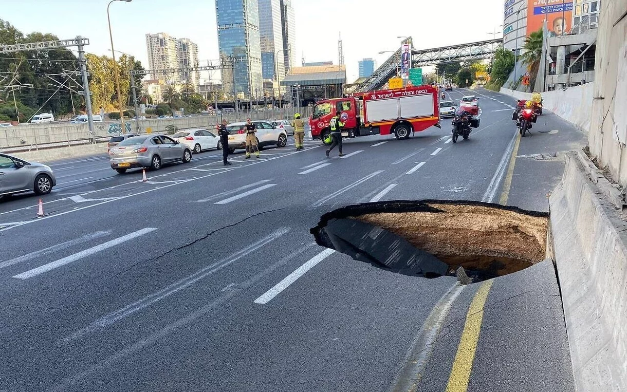 Gran sumidero en la principal autopista de Tel Aviv provoca tráfico