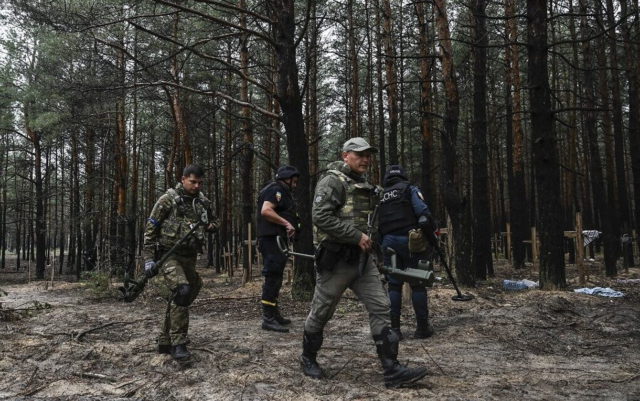 Ucrania halla fosas masivas y “centros de tortura” en zonas recuperadas de Rusia