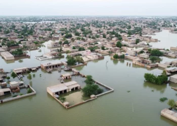 Pakistán lucha por evitar el peligro mientras las inundaciones aumentan