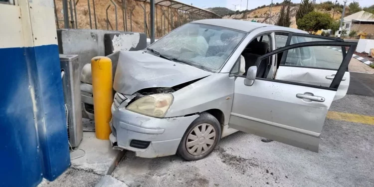 Un conductor palestino choca contra un cruce de Judea y Samaria en un presunto intento de ataque de embestida