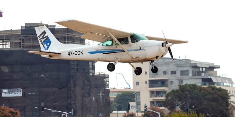 Avioneta civil aterriza accidentalmente en la base de la Fuerza Aérea