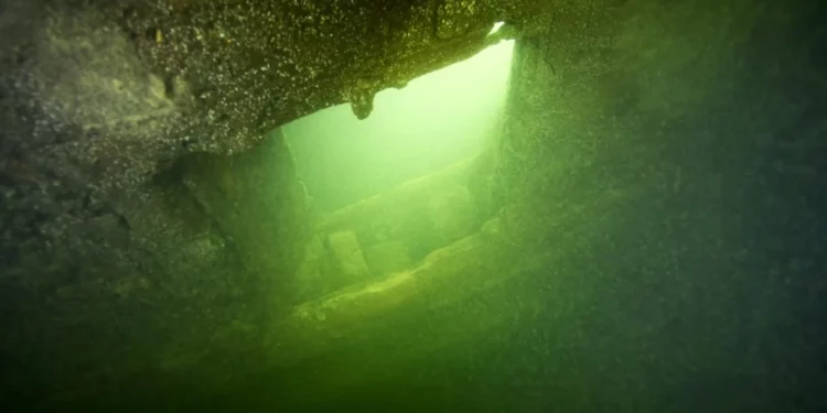 Hallan un barco de guerra del siglo XVII en el fondo del océano