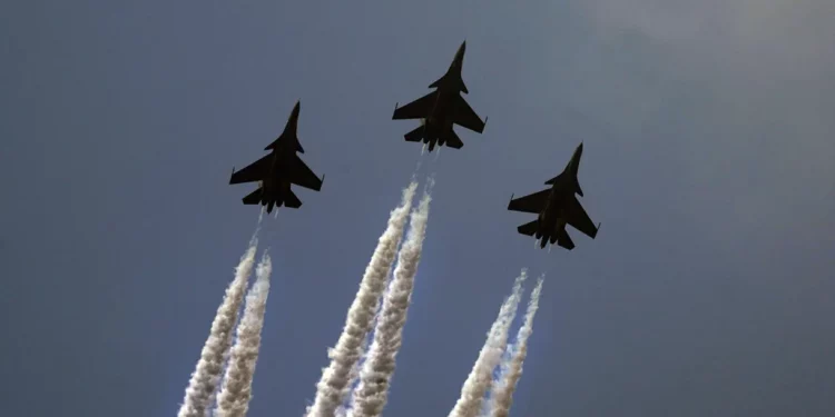 Aviones de combate indios se desplazan tras una falsa amenaza de bomba en un avión iraní