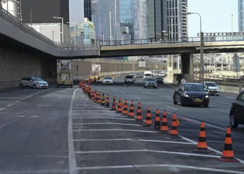 La salida de la autopista de Tel Aviv se reabre parcialmente tras dos semanas de cierre por un socavón