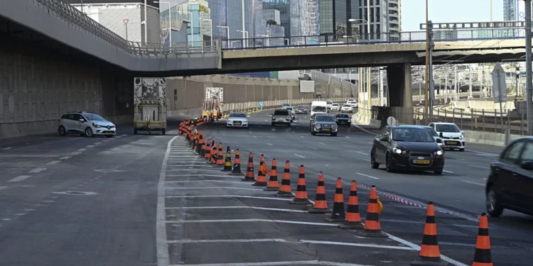 La salida de la autopista de Tel Aviv se reabre parcialmente tras dos semanas de cierre por un socavón