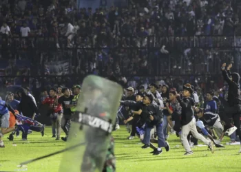 Al menos 174 muertos en Indonesia por estampida tras un partido de fútbol