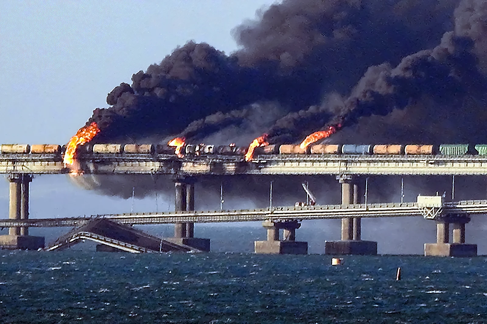 Ucrania se burla de Rusia con el sello conmemorativo de la explosión del puente de Crimea