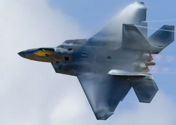 ¿Cuántos misiles puede disparar el F-22 Raptor?