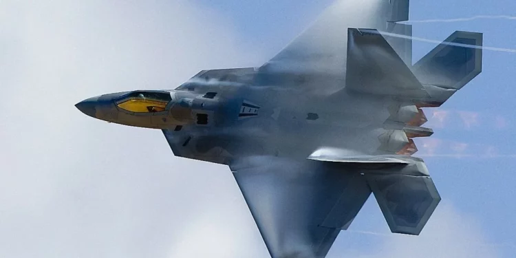 ¿Cuántos misiles puede disparar el F-22 Raptor?