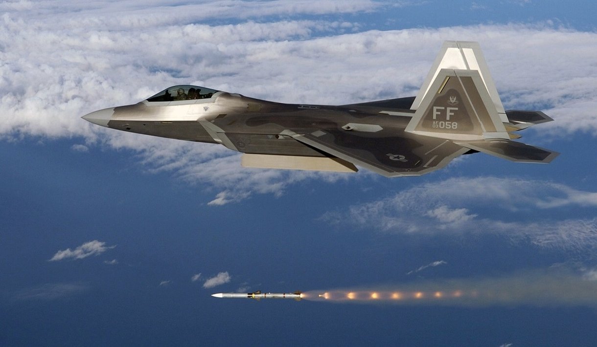 ¿Cuántos misiles puede disparar el F-22 Raptor?