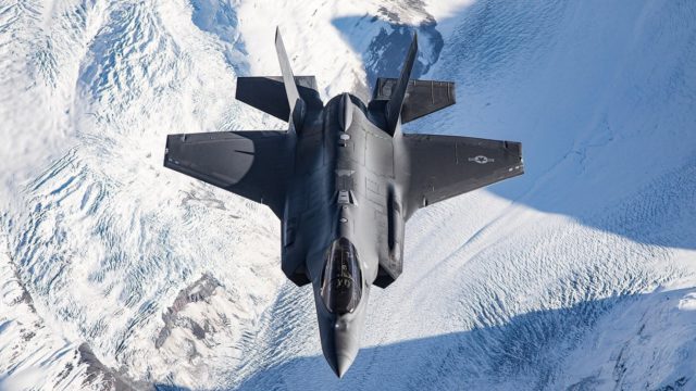 F-35 vs. Su-75: Una comparación de cazas furtivos