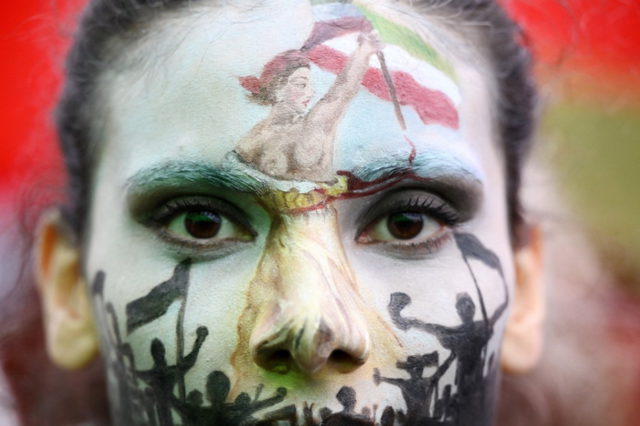 Miles de personas marchan en Francia en apoyo de las mujeres iraníes