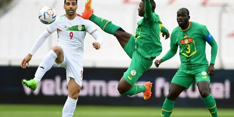 Los jugadores de fútbol iraníes señalan su apoyo a los manifestantes antes del Mundial