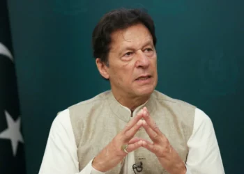 Emiten orden de arresto contra el ex primer ministro pakistaní Imran Khan