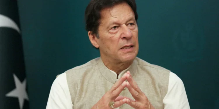 Emiten orden de arresto contra el ex primer ministro pakistaní Imran Khan