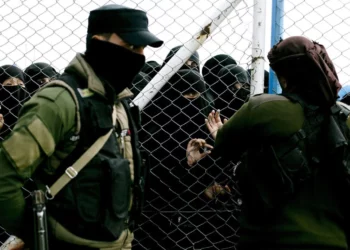 Cientos de personas vinculadas al ISIS son trasladadas desde Siria a Irak