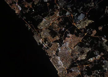 El comandante de la ISS toma fotos nocturnas de las luces de la ciudad israelí