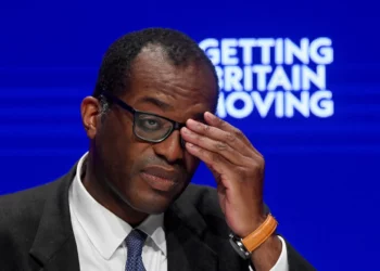 La primera ministra británica Liz Truss despide al ministro de economía Kwarteng