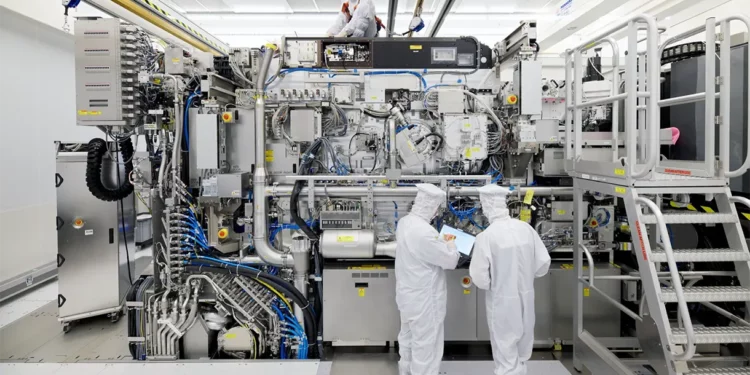 Los principales proveedores de equipos de chips del mundo interrumpen sus negocios con China