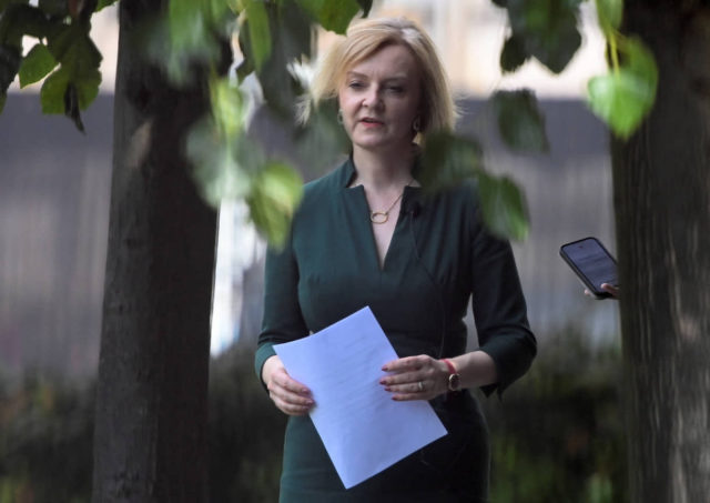 La primera ministra británica Liz Truss despide al ministro de economía Kwarteng