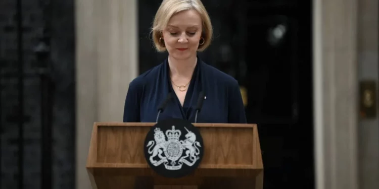 La primera ministra británica Truss dimite tras 6 semanas de mandato