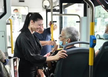 Ignorando las objeciones, la ministra de transporte inaugura una nueva ruta de autobús en Haifa durante el Shabat