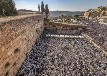 La policía en alerta máxima mientras miles de personas se reúnen en el Muro Occidental para la bendición sacerdotal