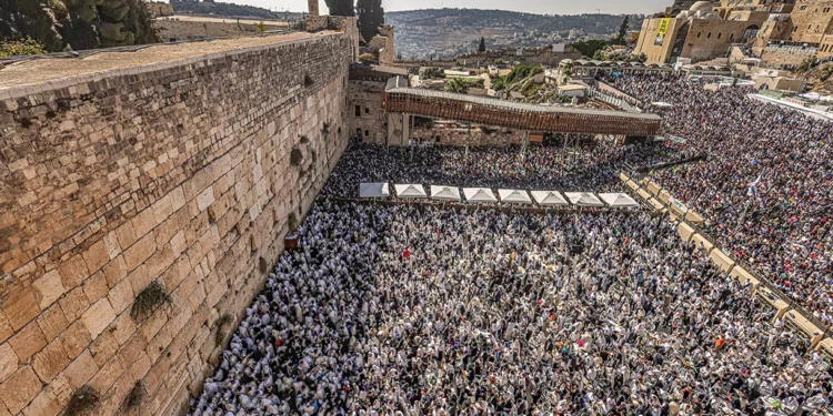 La policía en alerta máxima mientras miles de personas se reúnen en el Muro Occidental para la bendición sacerdotal