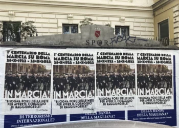 Neofascistas de Italia exhiben una pancarta a favor de Mussolini