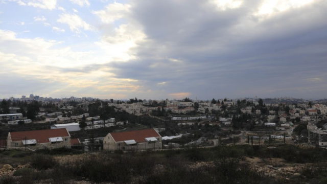 Israelí herido levemente en un tiroteo terrorista en Judea y Samaria