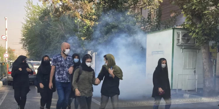 Miles de estudiantes iraníes protestan por la violenta represión desde la muerte de Mahsa Amini