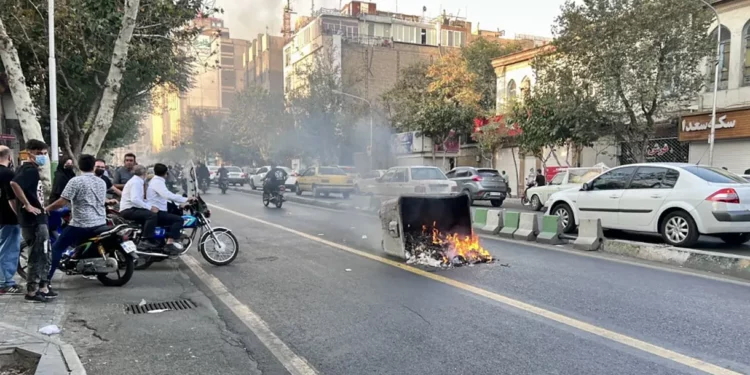 Disparos y explosiones en el oeste de Irán mientras los manifestantes se mantienen desafiantes a pesar de la represión