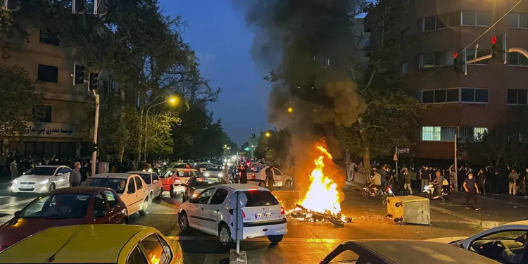 Fuerzas iraníes disparan a miles de personas reunidas en la tumba de Mahsa Amini