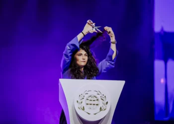MK Haskel se corta el pelo en el escenario en muestra de solidaridad con las protestas de Irán