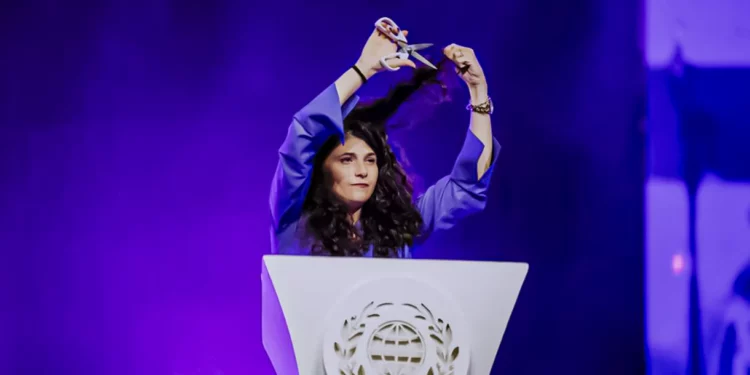 MK Haskel se corta el pelo en el escenario en muestra de solidaridad con las protestas de Irán