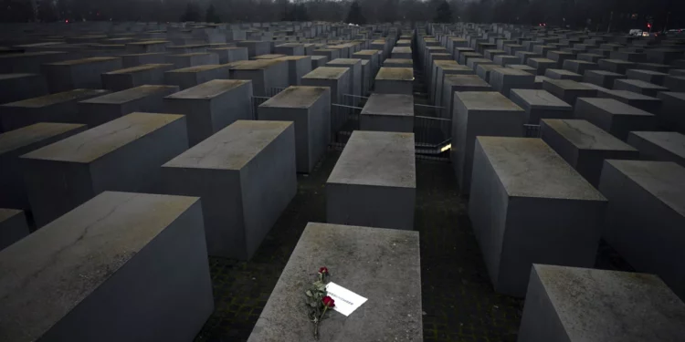 Israel protesta por baile de político alemán en el memorial del Holocausto